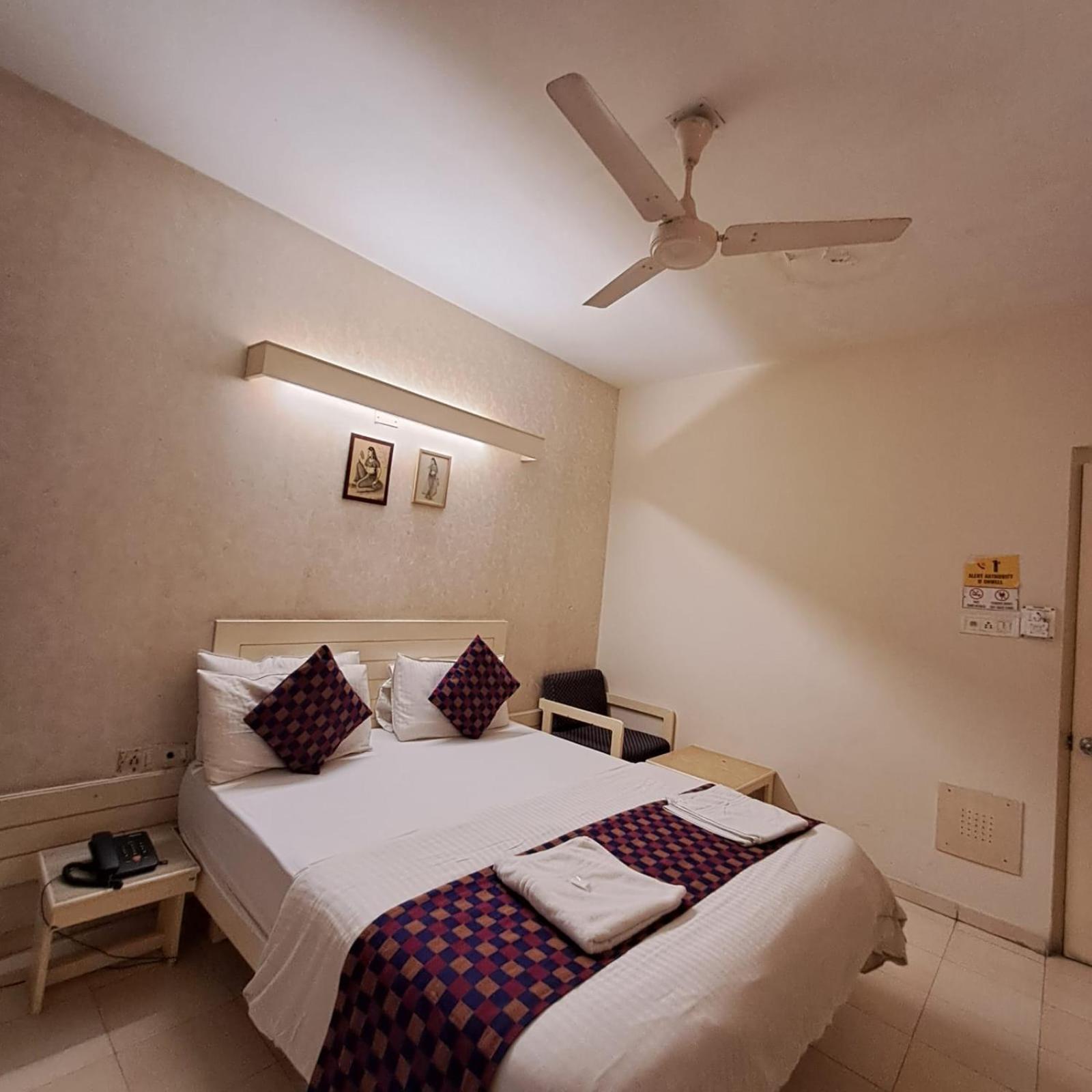 Hotel Tulsi Vadodara Esterno foto