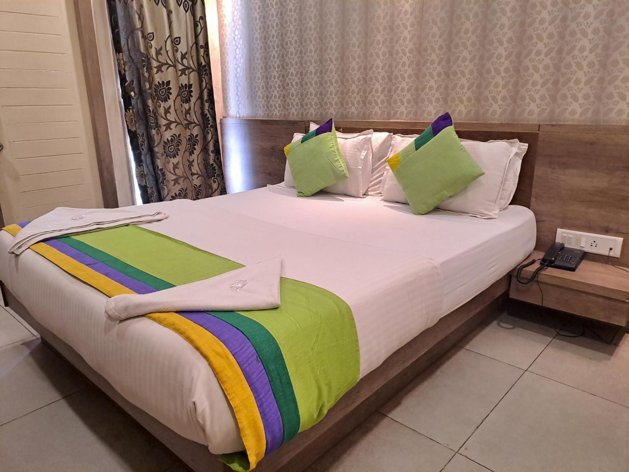 Hotel Tulsi Vadodara Esterno foto