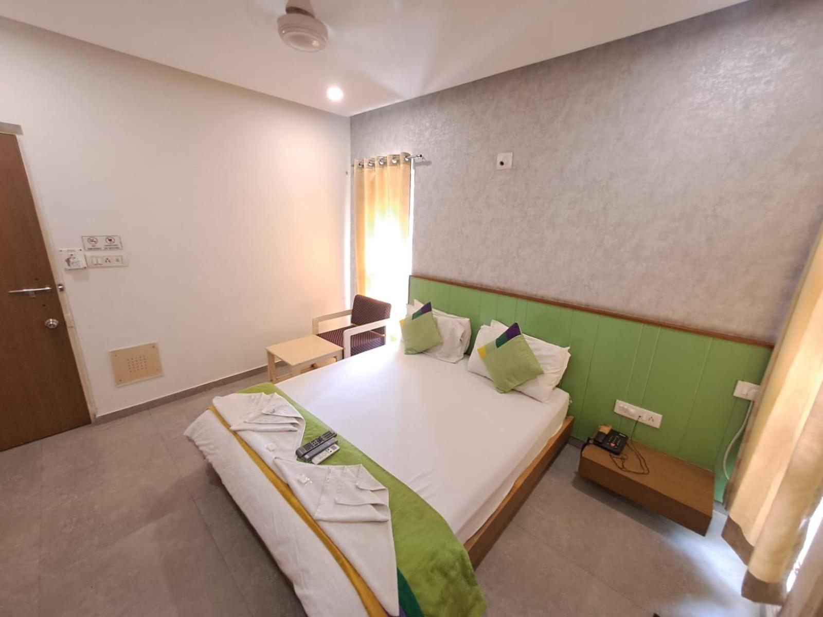Hotel Tulsi Vadodara Esterno foto