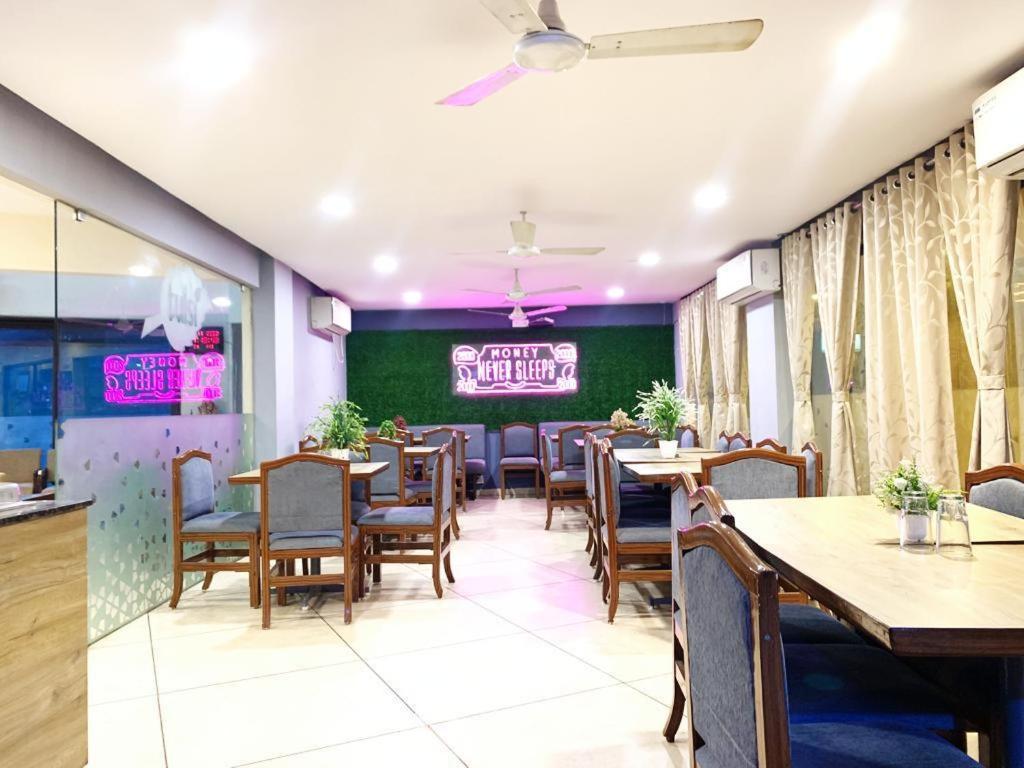 Hotel Tulsi Vadodara Esterno foto