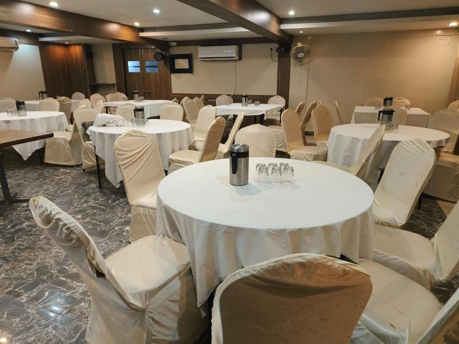 Hotel Tulsi Vadodara Esterno foto