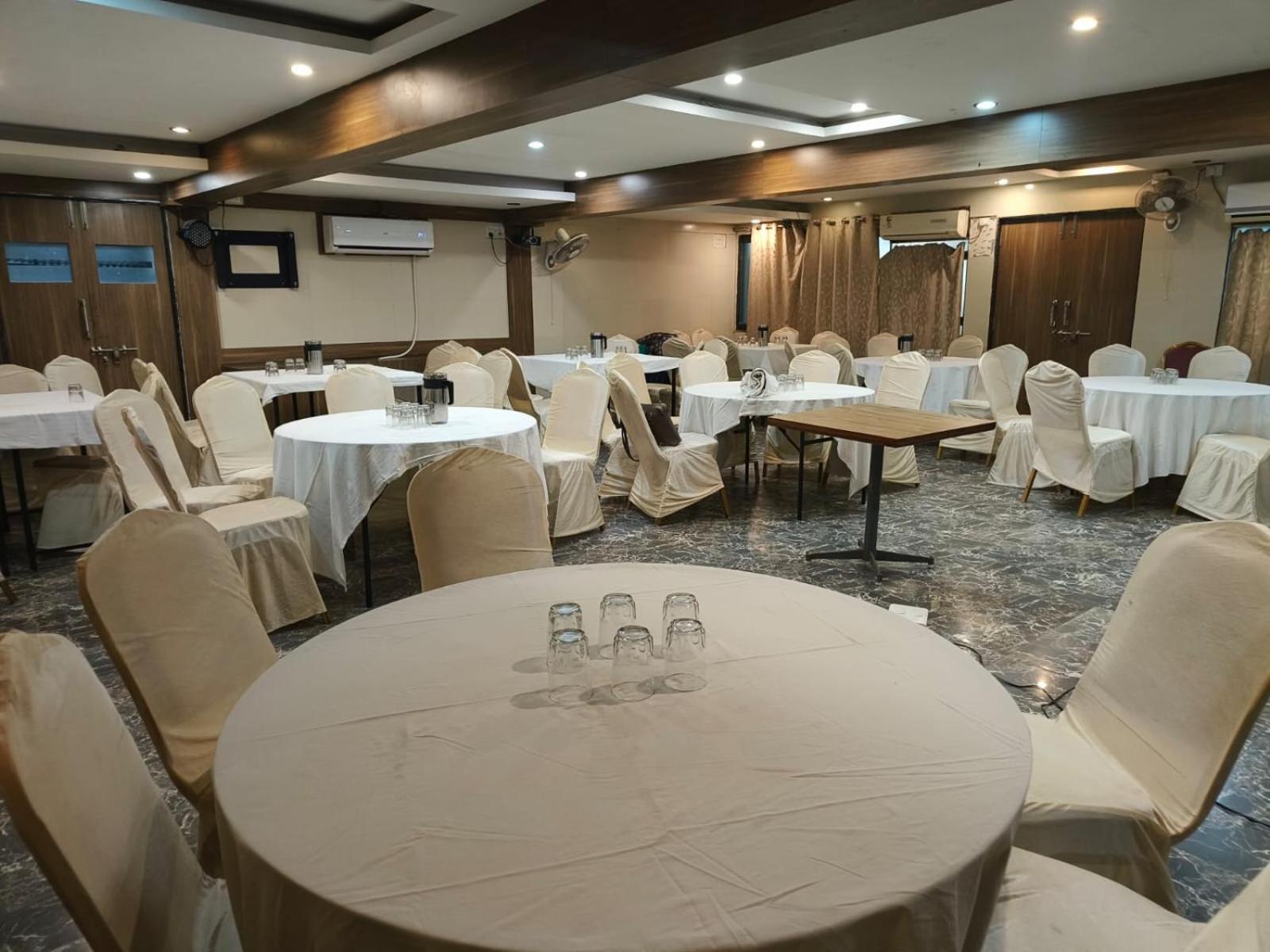 Hotel Tulsi Vadodara Esterno foto